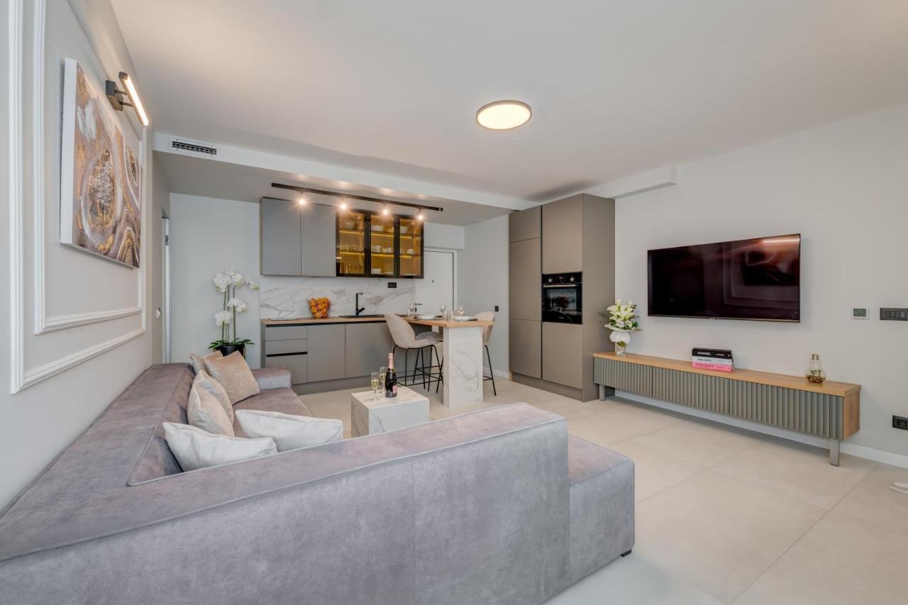 Beachfront Znjan Apartman *