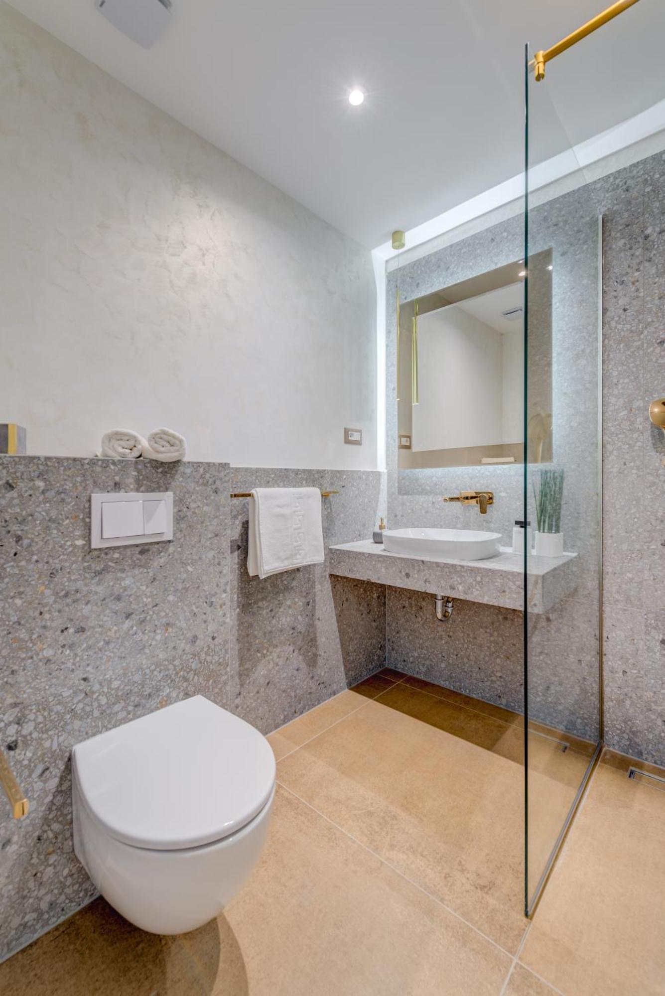 Beachfront Znjan Apartman *